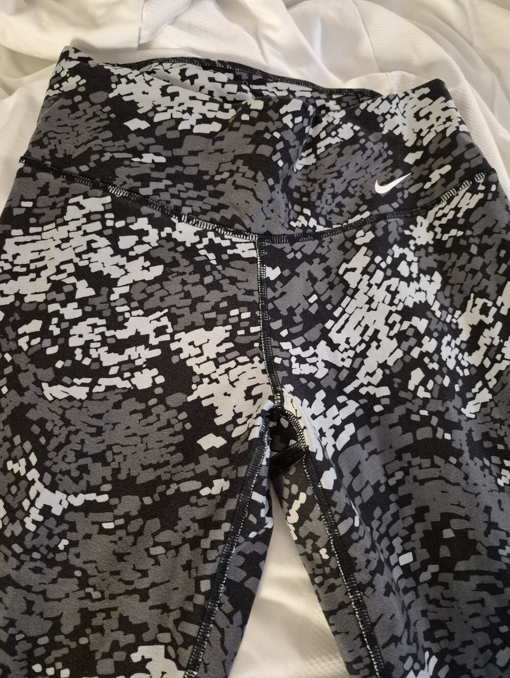 Nike Women’s Dri Fit Camo Performance Jeggings - Picture 4 of 8